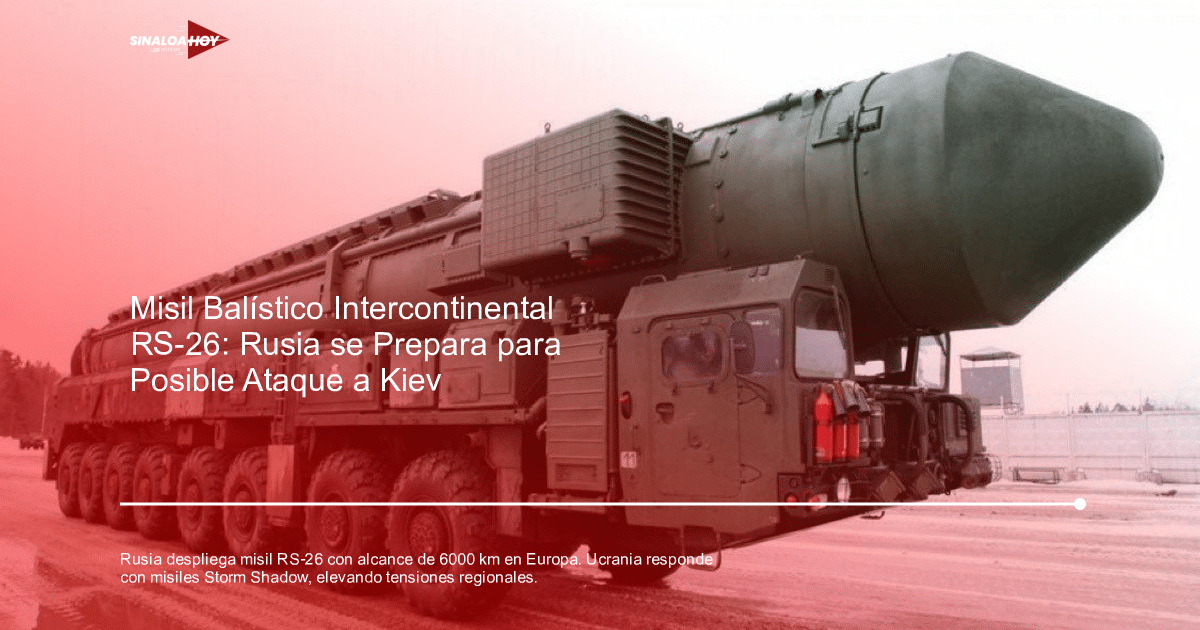 Vehículo militar ruso con sistema de transporte de misiles balísticos RS-26 en terreno difícil.