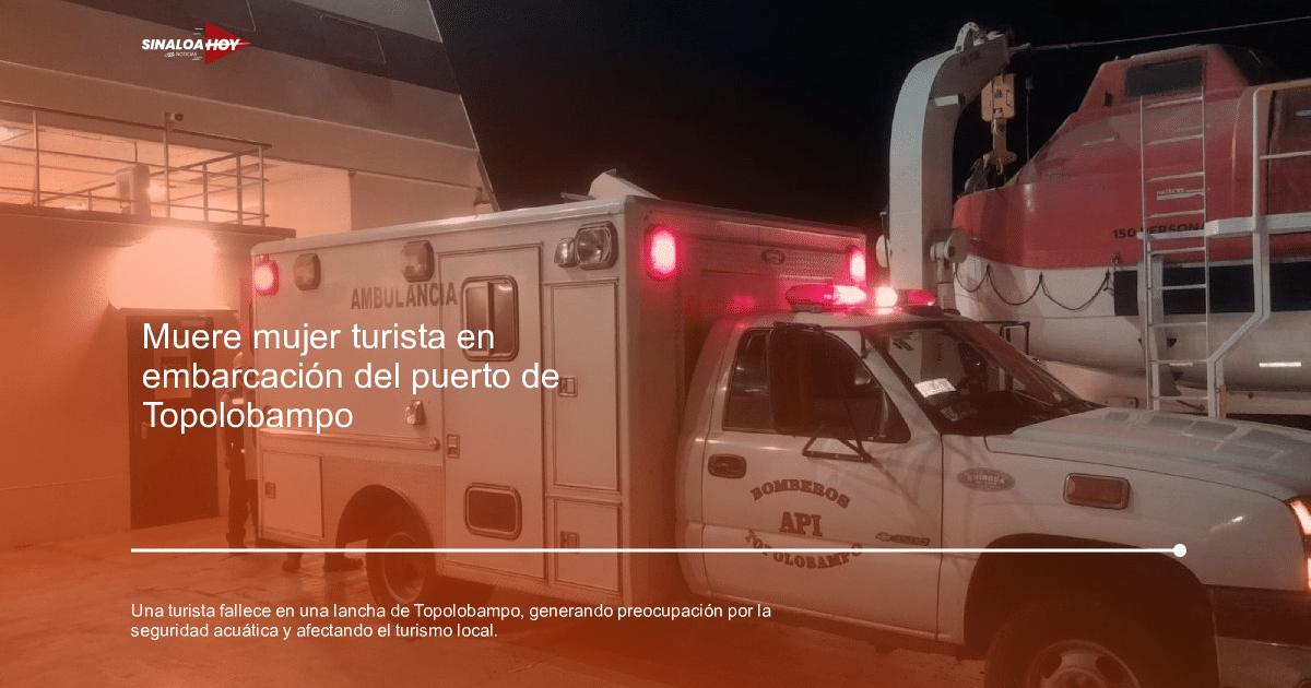 Ambulancia con luces intermitentes en el puerto de Topolobampo durante la noche, tras un incidente fatal en una embarcación.