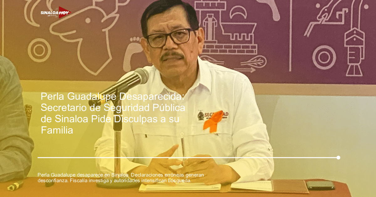 Hombre en conferencia de prensa sobre desaparición de Perla Guadalupe, con micrófono y cuaderno en la mesa.