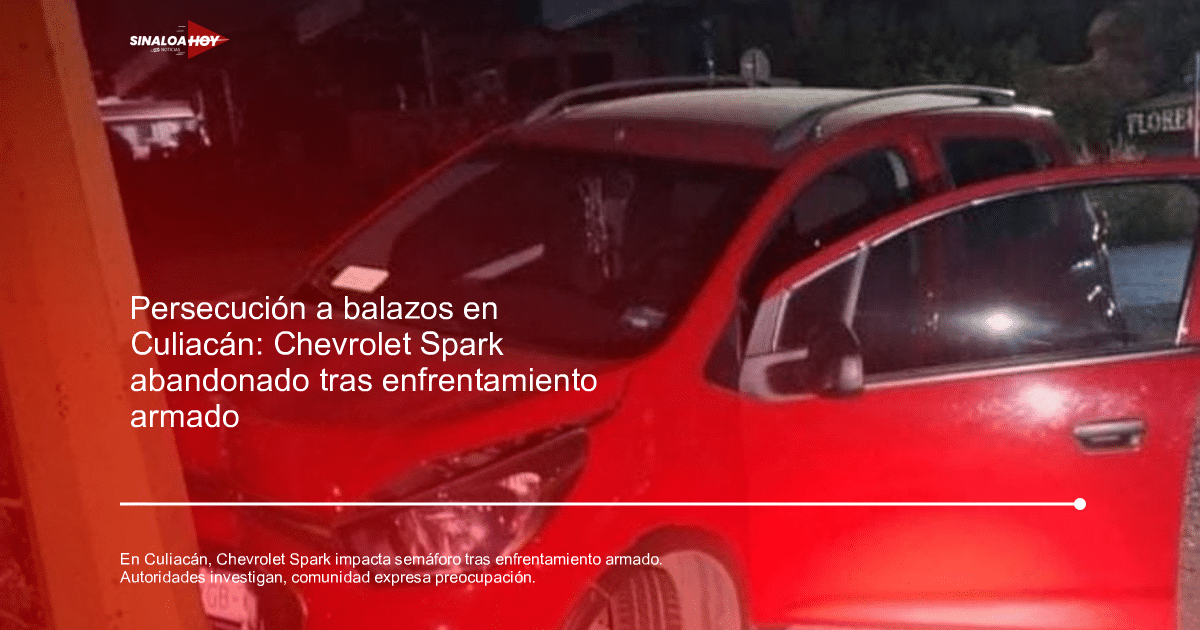 Chevrolet Spark rojo dañado con puerta abierta en accidente nocturno en Culiacán