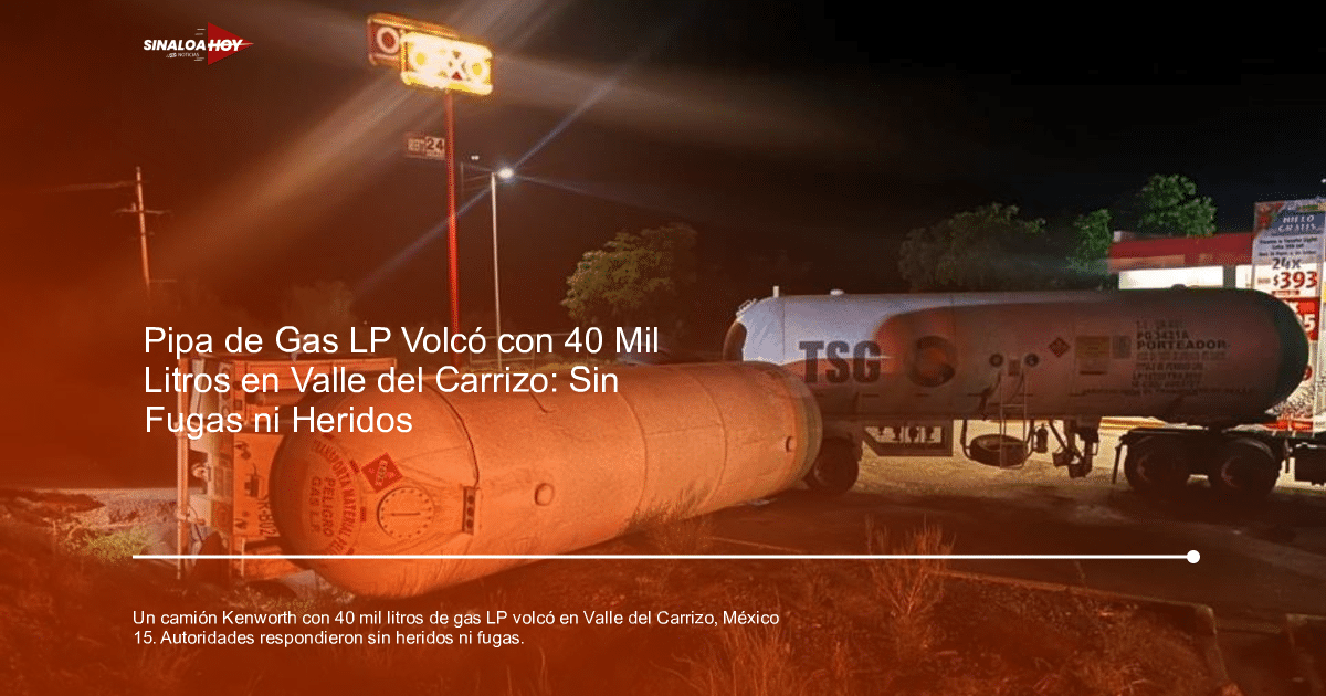 Camión con tanques volcado en carretera durante la noche, iluminado por luces cercanas, con etiquetas de advertencia de materiales peligrosos.