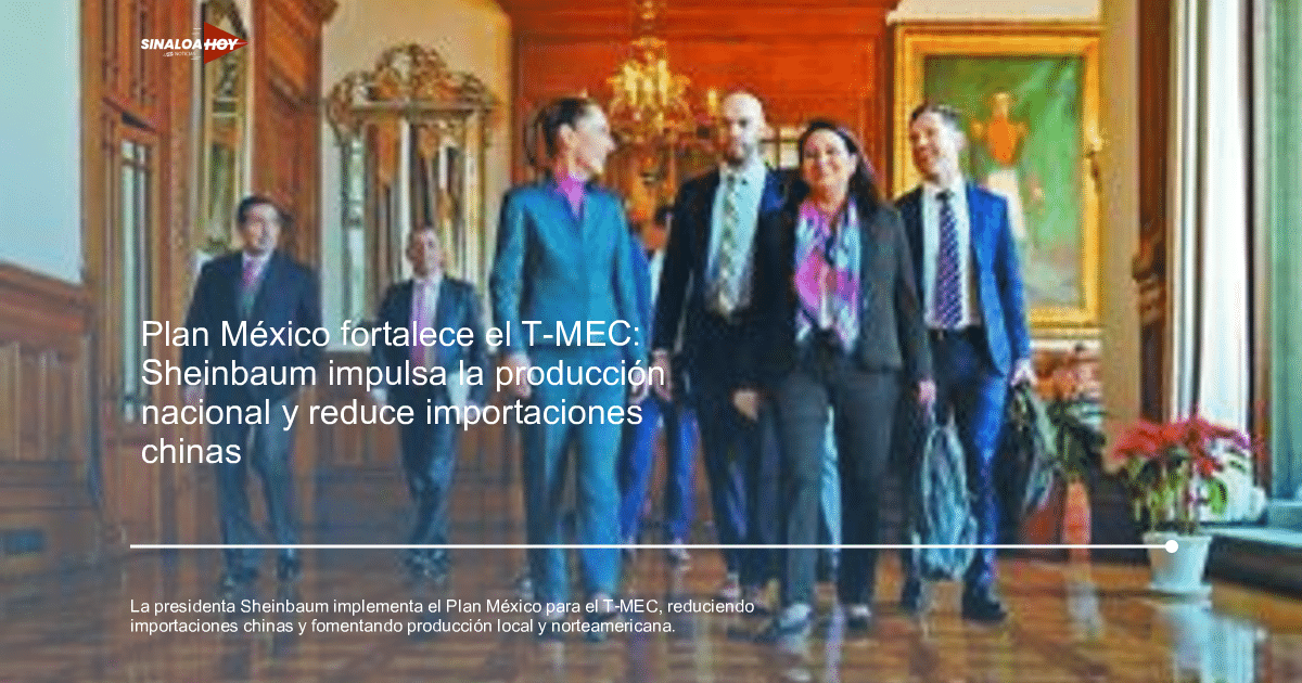 Personas en trajes formales caminando por un pasillo elegante con detalles de madera y un candelabro, discutiendo el Plan México para el T-MEC.