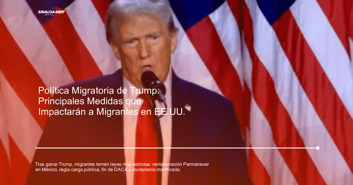 Persona hablando en una conferencia sobre políticas migratorias en Estados Unidos, con banderas de fondo.