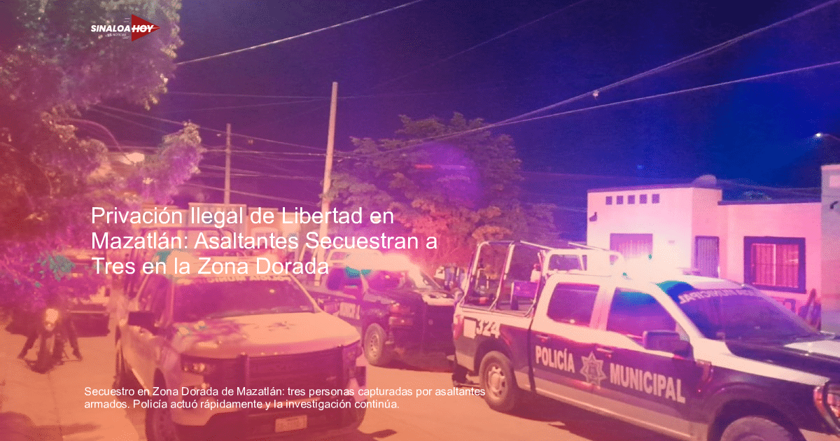 Camionetas de policía con luces intermitentes en una operación nocturna en Mazatlán.