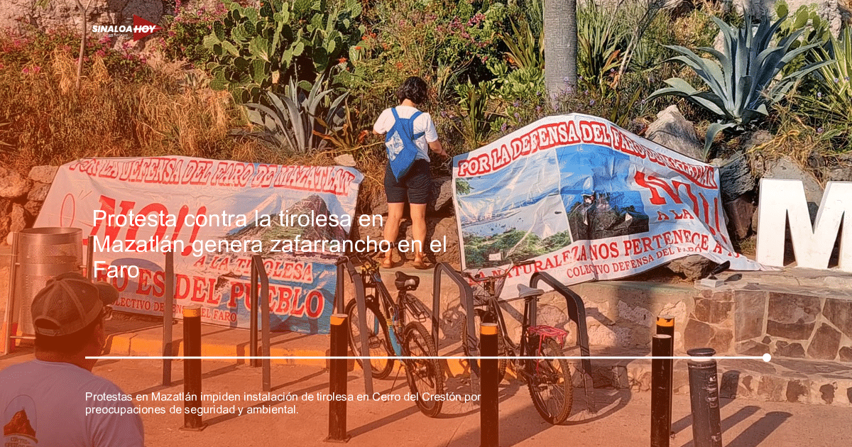 Manifestantes con pancartas en el Faro de Mazatlán, oponiéndose a la tirolesa en el Cerro del Crestón.