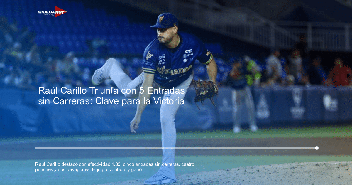 Raúl Carillo lanzando en un partido de béisbol, con uniforme azul y detalles amarillos, y público en las gradas.