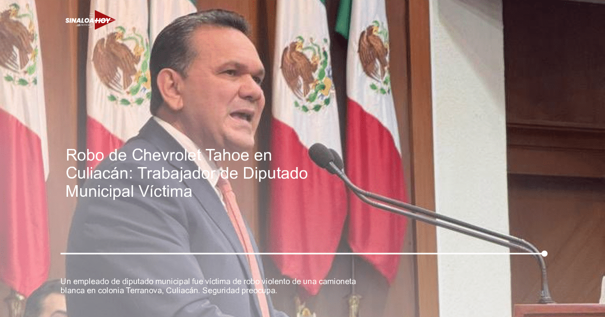 Hombre hablando en un podio con banderas de México detrás, en un evento político.