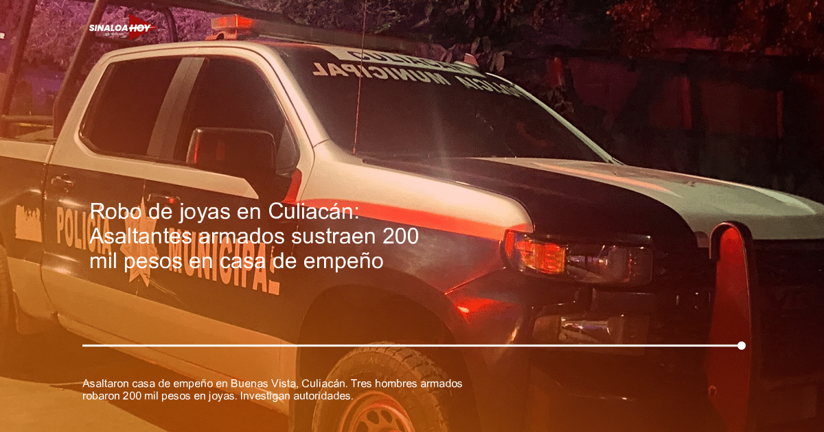 Camioneta de policía municipal de Culiacán estacionada en un área urbana iluminada, relacionada con un asalto a casa de empeño.