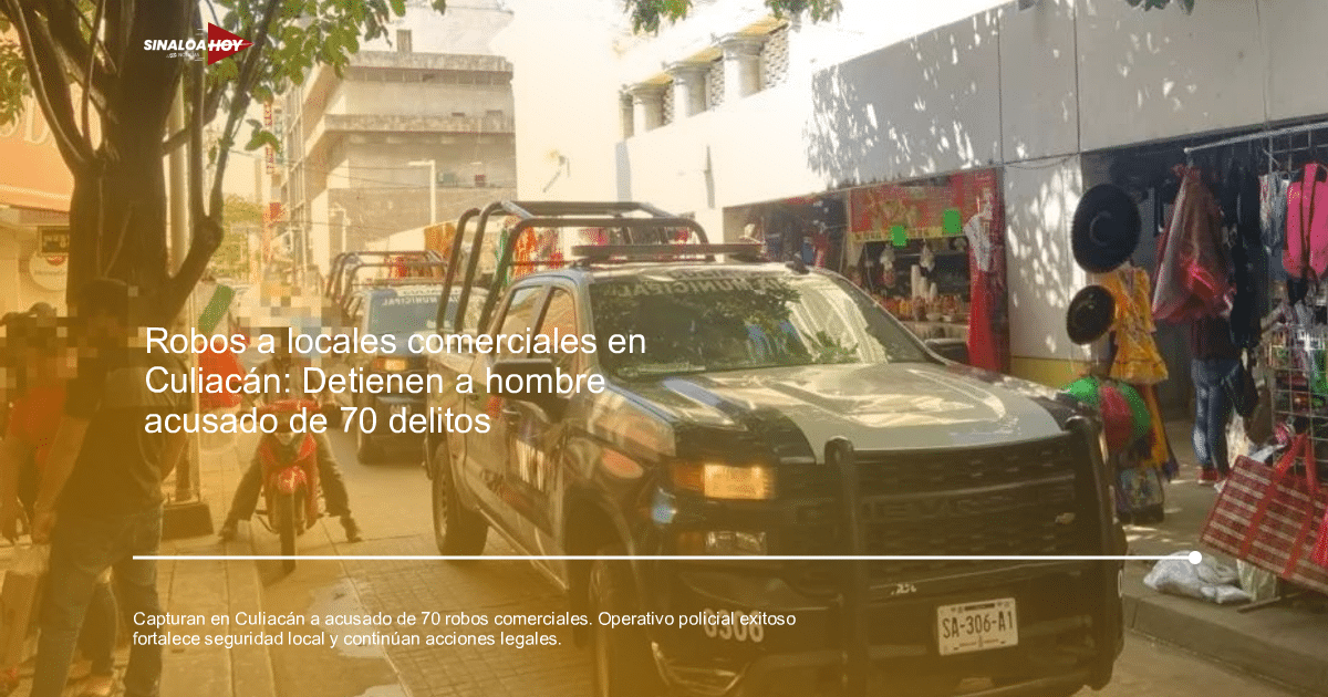 Vehículos de policía en calle estrecha de Culiacán con puestos de venta y comerciantes.
