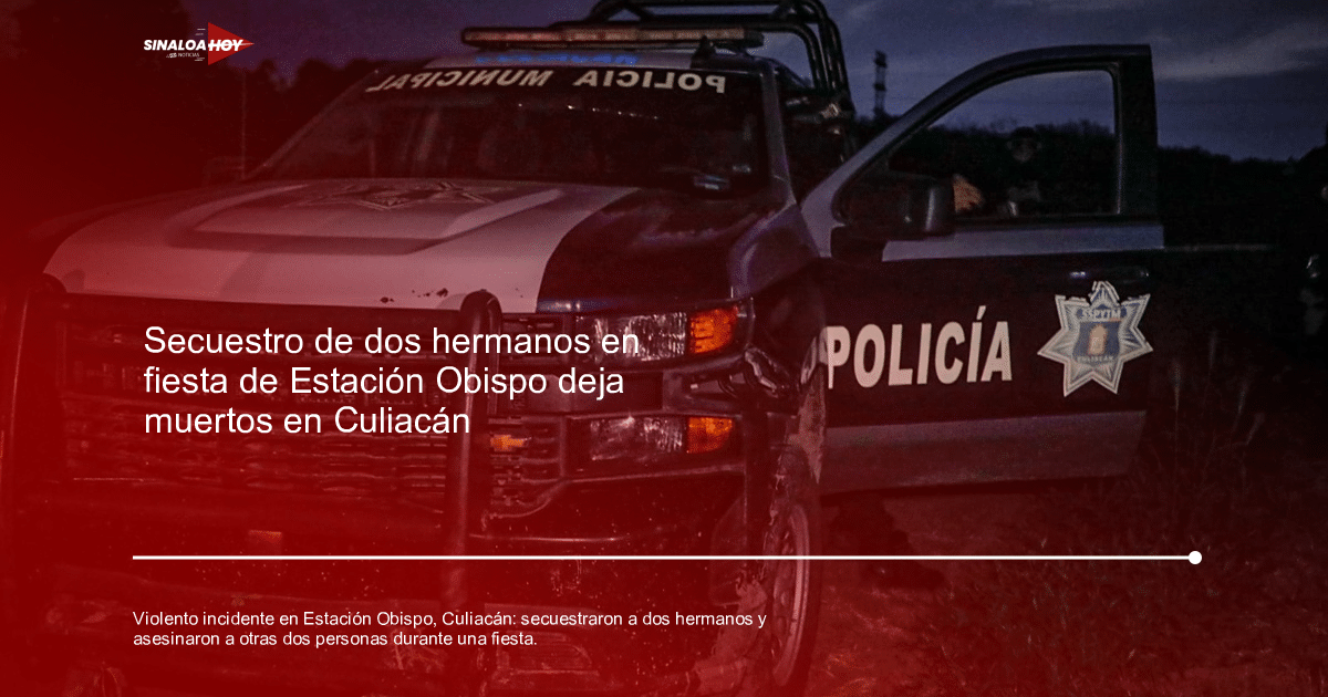 Camioneta de policía municipal dañada en Culiacán, estacionada con la puerta del conductor abierta.