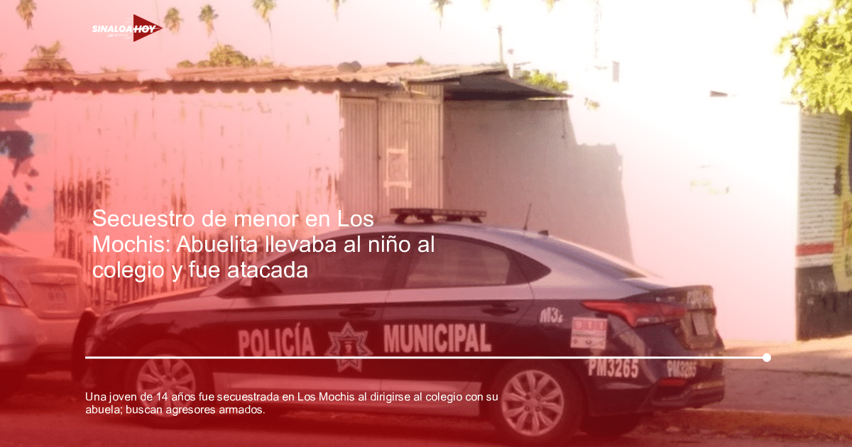 Automóvil de policía municipal azul y blanco en zona urbana con mural de fondo