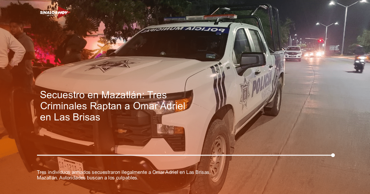 Camioneta de la policía municipal estacionada en una calle de Mazatlán por la noche, con personas alrededor y luces urbanas de fondo.