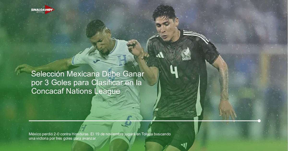 Jugadores de México y Honduras disputan el balón bajo la lluvia en un partido de fútbol.