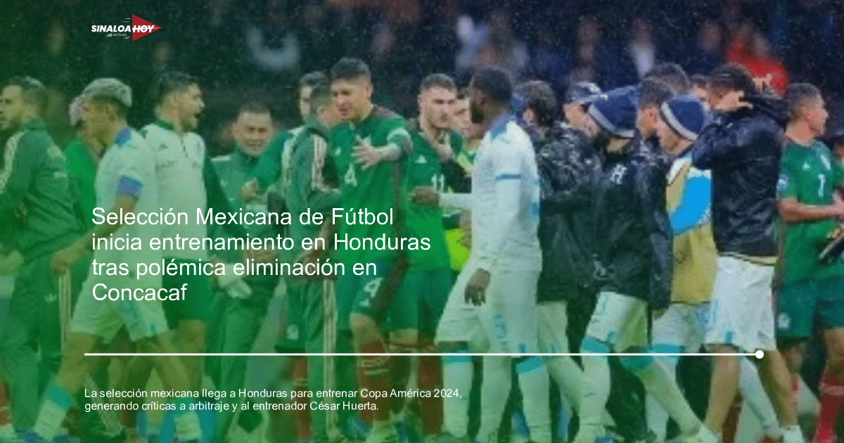 Jugadores de fútbol de México y Honduras en un campo lluvioso