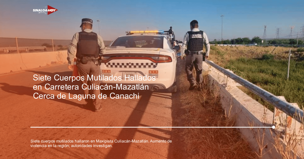 Oficiales de policía junto a un coche patrulla en la Maxipista Culiacán-Mazatlán, con un cono de tráfico y un entorno de campo.