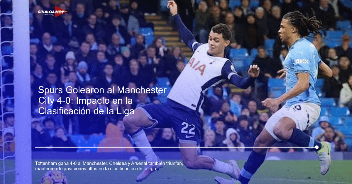 Jugador de Tottenham cayendo mientras otro de Manchester City corre durante el partido