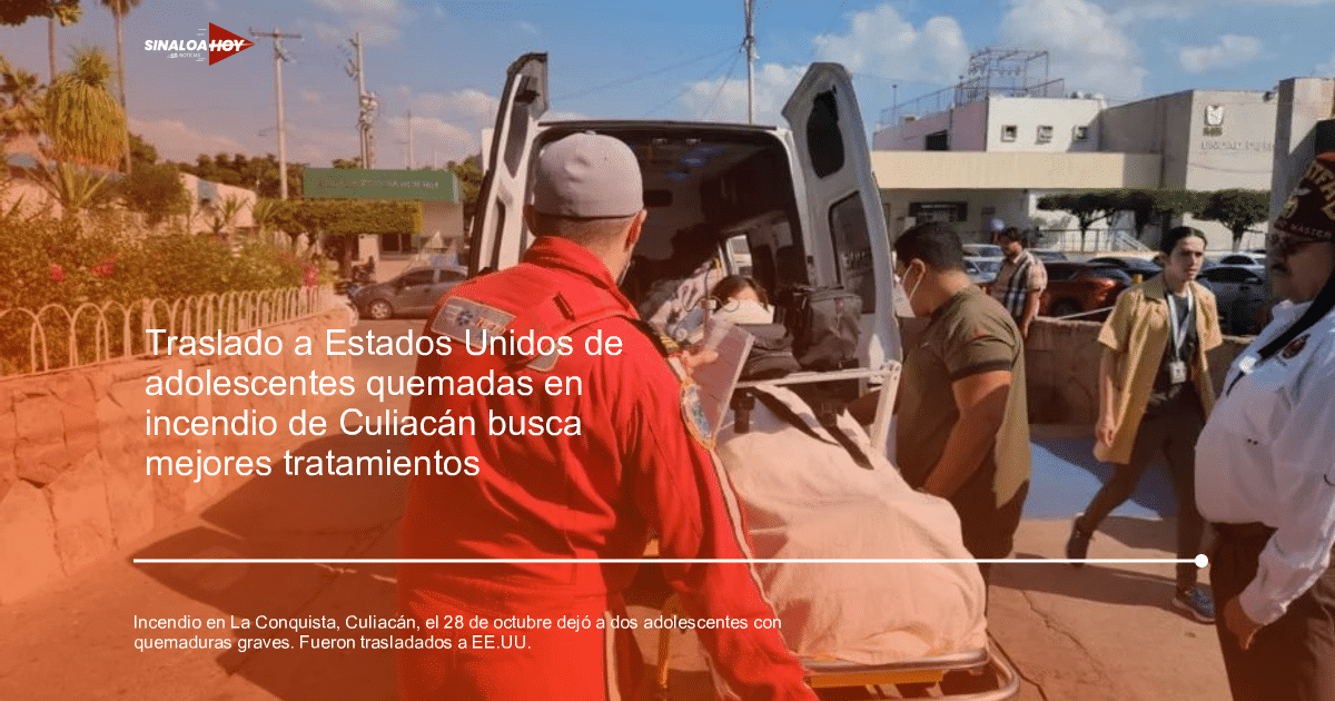 Paramédico asistiendo a un paciente en una escena urbana con ambulancia y edificios de fondo.