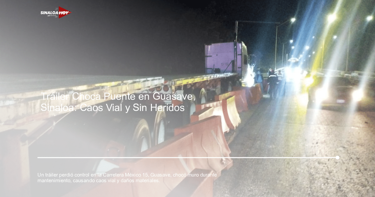 Camión grande estacionado en carretera nocturna con barreras naranjas, relacionado con accidente en Guasave.