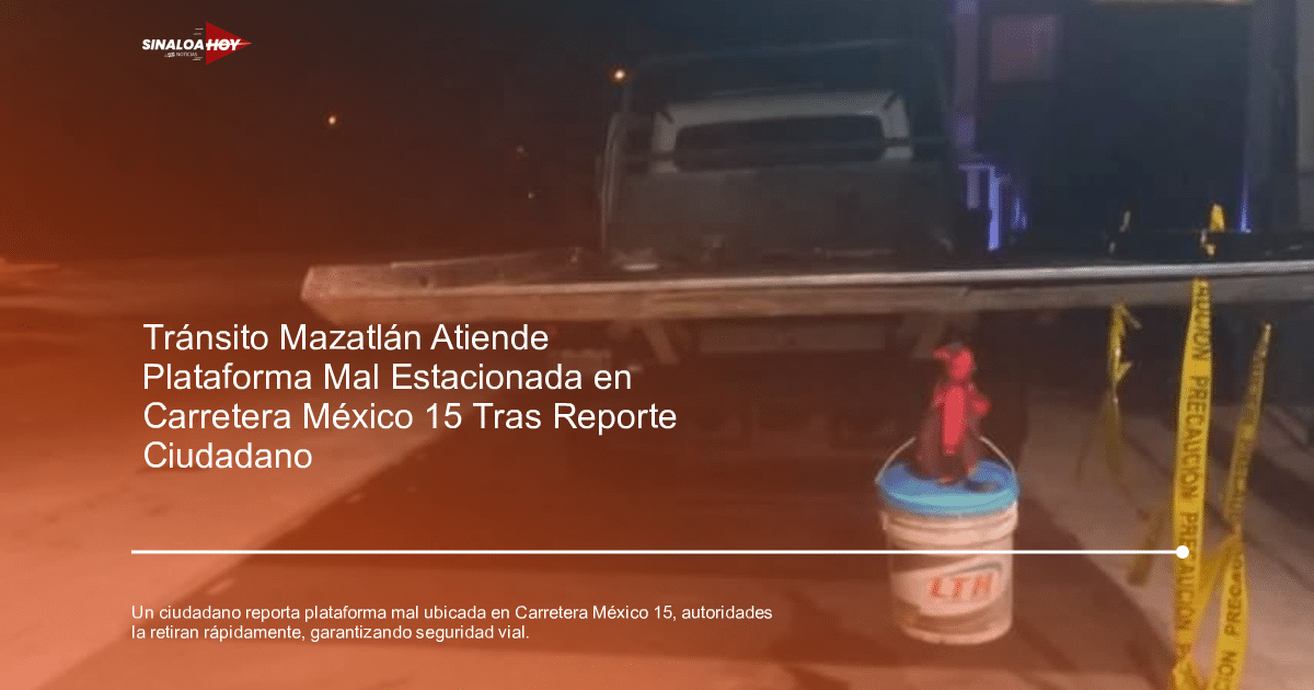 Camión con plataforma de carga y balde colgado, con cintas de precaución, en Mazatlán.