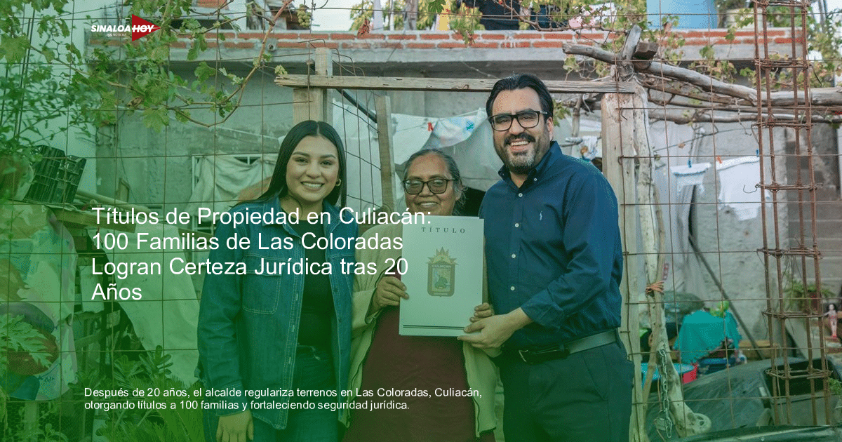 Tres personas posando al aire libre, una sostiene un documento titulado 'TÍTULO', en el contexto de la entrega de títulos de propiedad en Las Coloradas.