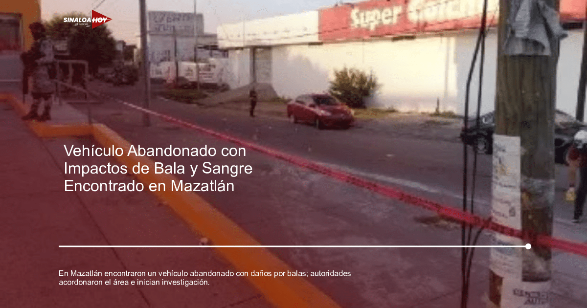 Escena urbana con cordón policial rojo en Mazatlán, vehículo abandonado y oficiales presentes.