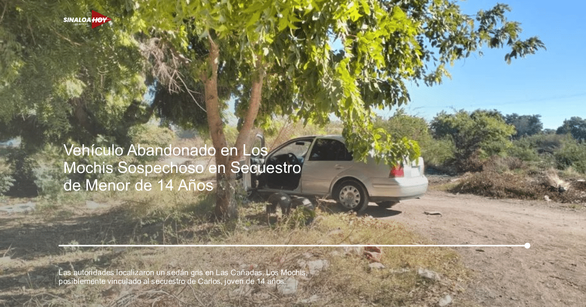 Sedán plateado estacionado en un área boscosa con puerta abierta, vinculado a un secuestro en Los Mochis.