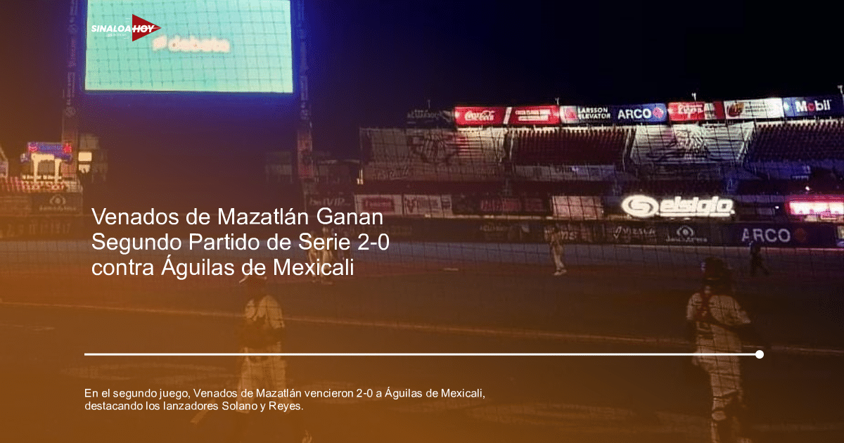 Campo de béisbol iluminado con jugadores durante un partido nocturno.