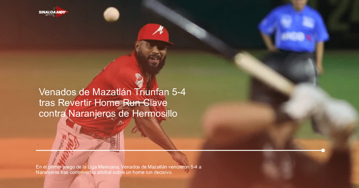 Jugador de béisbol lanzando una pelota con camiseta roja, bateador y árbitro al fondo en un partido de la Liga Mexicana del Pacífico.