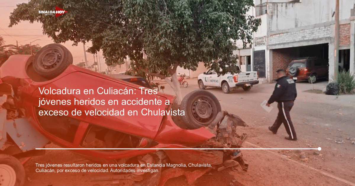 Automóvil rojo volcado sobre un vehículo azul en una calle, con un policía caminando cerca y un árbol al lado.