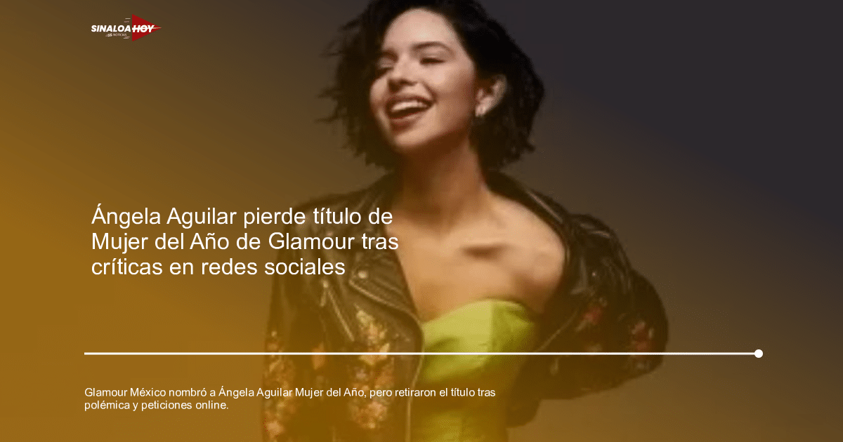 Persona sonriendo con chaqueta de cuero negra y vestido verde, posiblemente Ángela Aguilar, en sesión fotográfica.