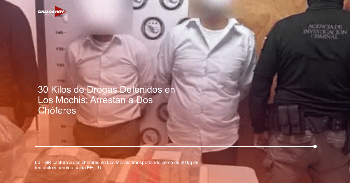 Dos personas detenidas frente a una tabla de medidas en un entorno policial, con paquetes en una mesa.