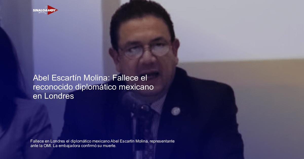Hombre hablando en un evento formal con micrófono, posiblemente homenaje a Abel Escartín Molina.
