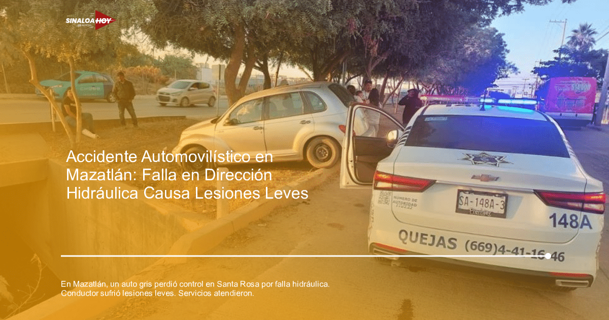 Coche plateado accidentado cerca de un drenaje en Mazatlán, con presencia policial y testigos.