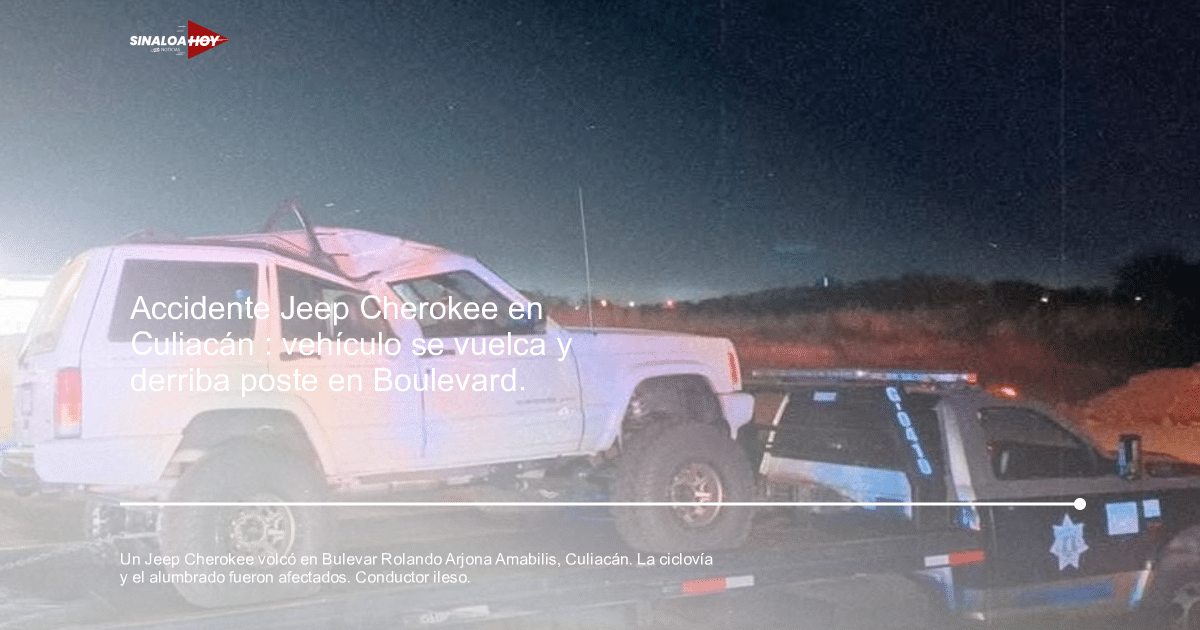 SUV blanco dañado en grúa, luces de emergencia y camión de policía en accidente nocturno en Culiacán.