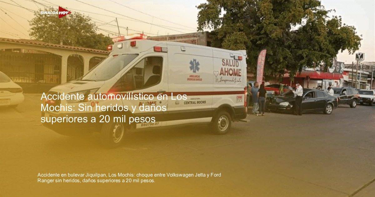 Ambulancia de Salud Ahome en escena de accidente en Los Mochis con vehículos y personas alrededor.