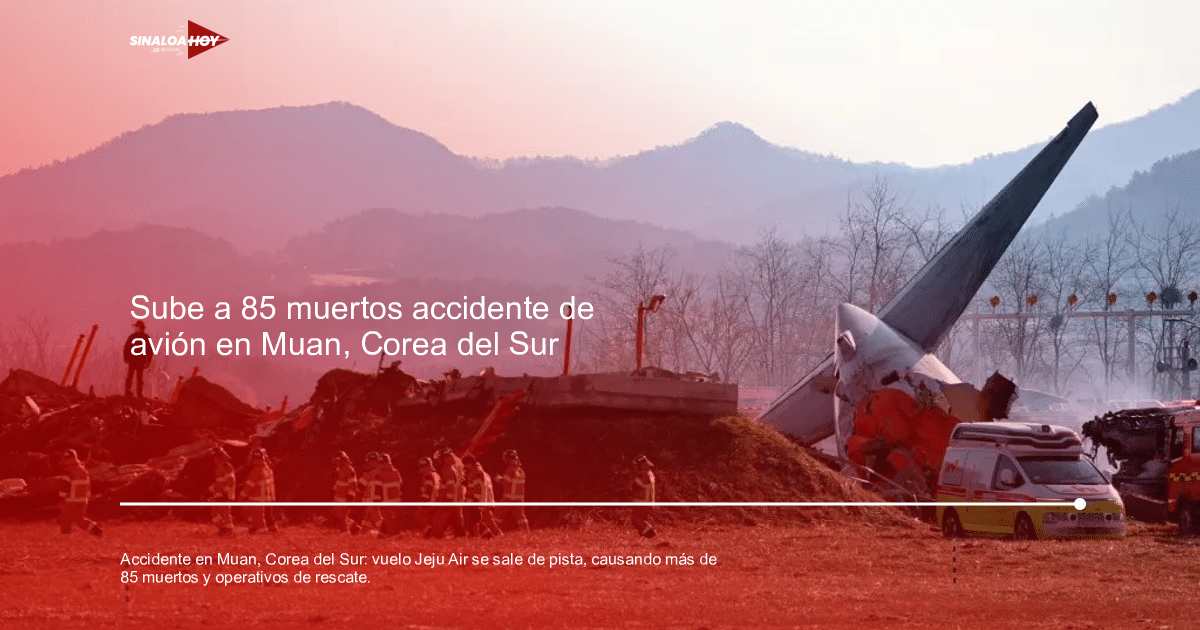 Escena de accidente aéreo en Muan con restos de avión y rescatistas