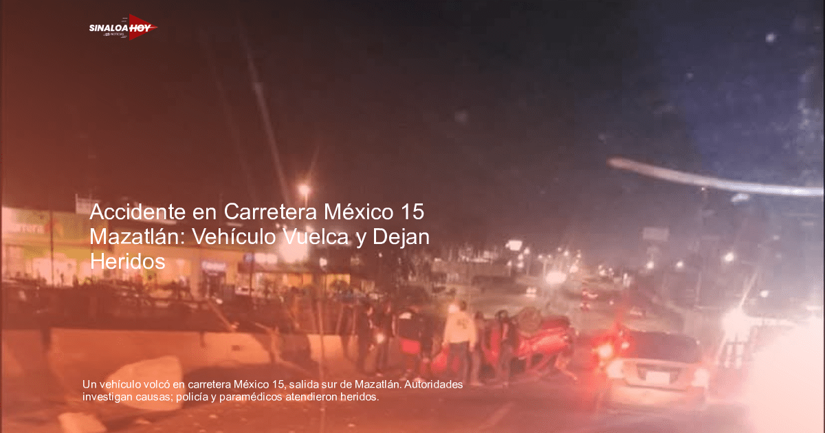 Accidente de tráfico nocturno en Mazatlán con un coche volcado y personas ayudando.