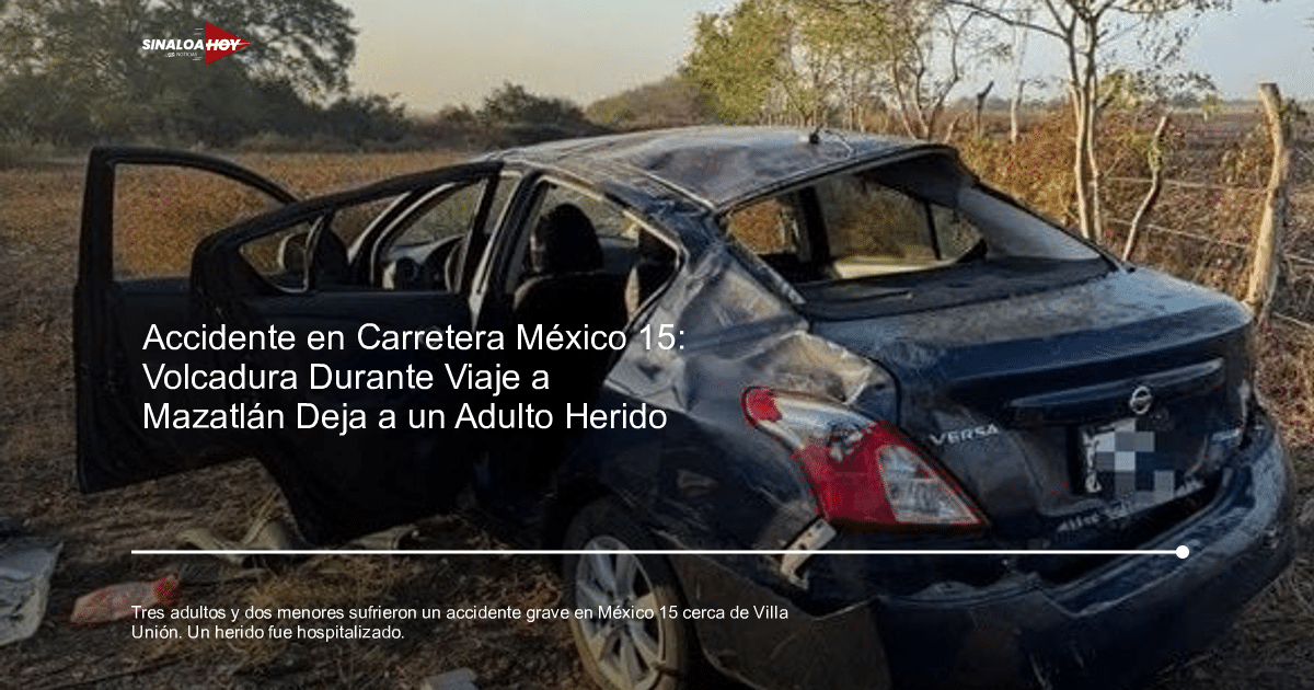 Nissan Versa negro accidentado en carretera rural, con daños en la parte trasera y techo hundido.