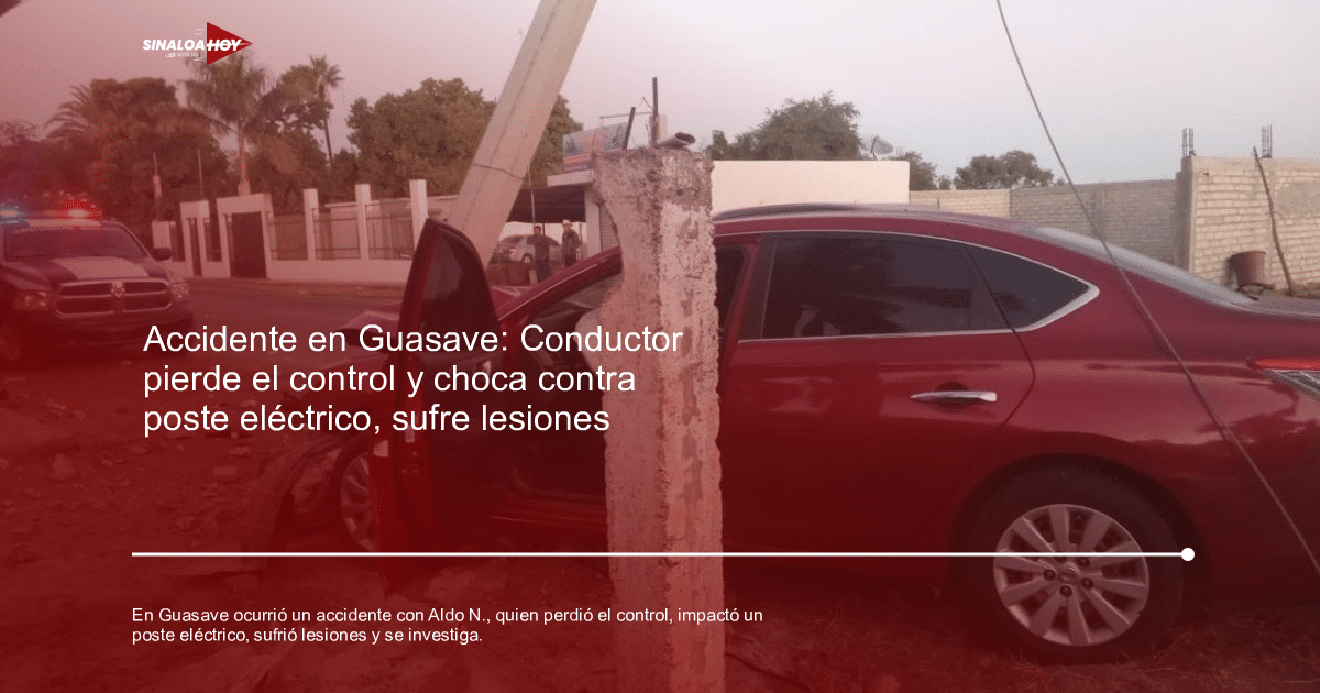 Coche rojo chocado contra un poste con patrullero al fondo en Guasave, Sinaloa.