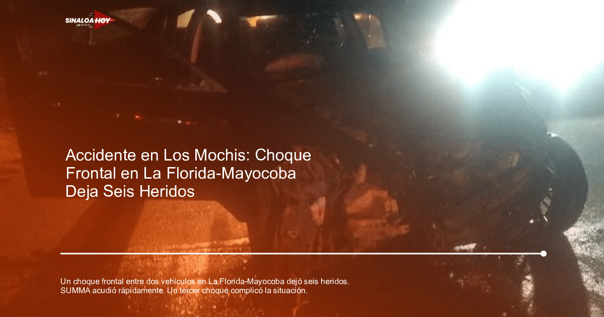 Vehículo accidentado con puerta abierta y daños frontales en carretera oscura