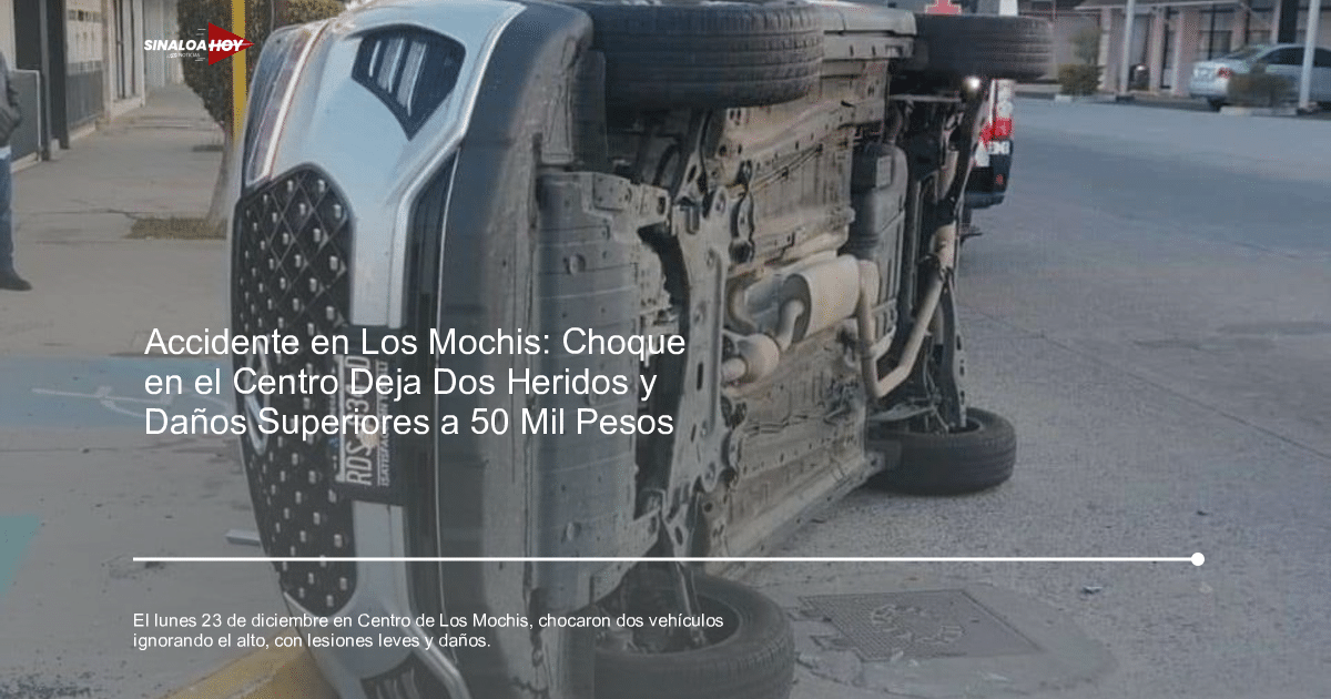 Automóvil volcado en accidente vial en Los Mochis, con personas y vehículos al fondo.