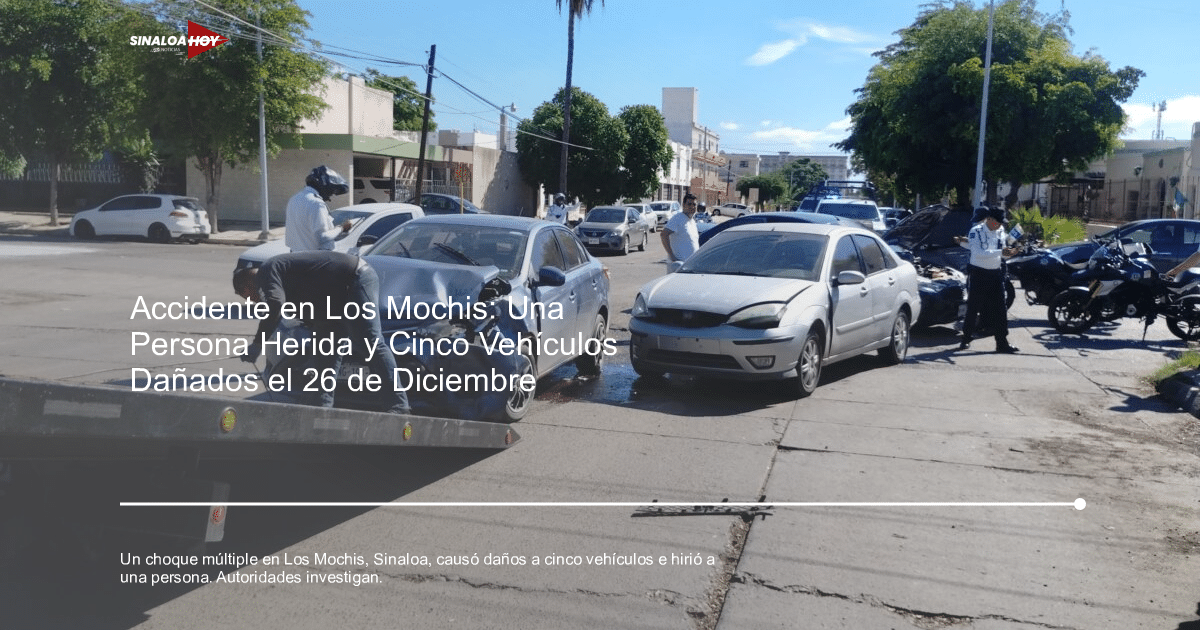 Accidente de tráfico en Los Mochis con dos vehículos dañados y un remolque en acción.