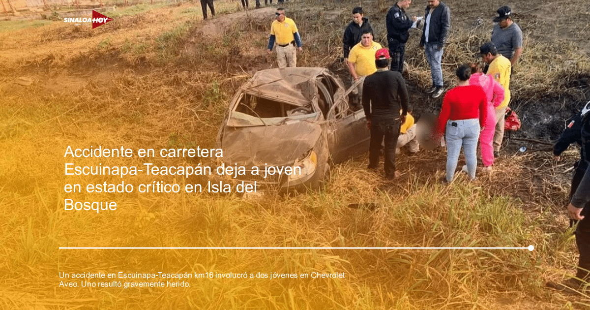 Automóvil dañado en accidente con equipos de rescate en la carretera Escuinapa-Teacapán