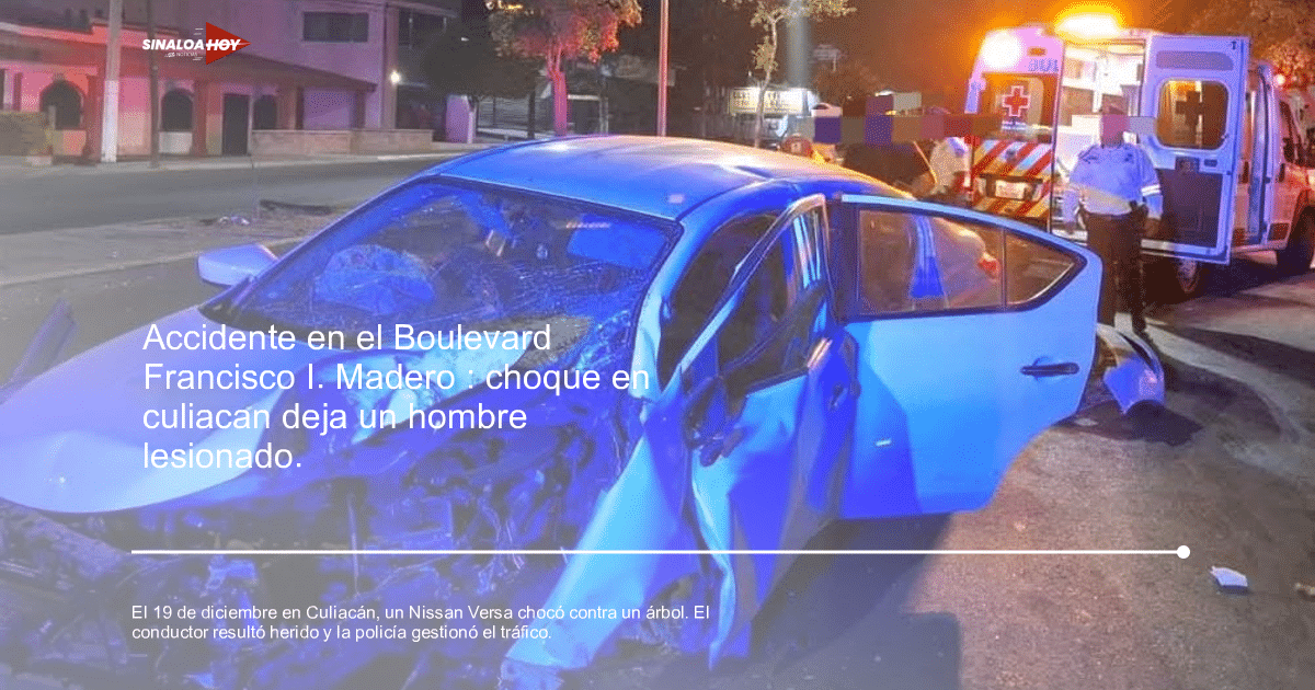 Automóvil blanco accidentado con ambulancia y personal de emergencia en la escena nocturna.