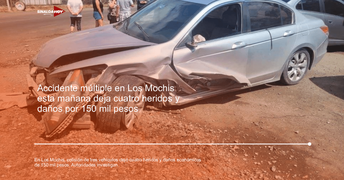 Automóvil plateado dañado tras accidente en Los Mochis, con faro colgando y capó doblado.