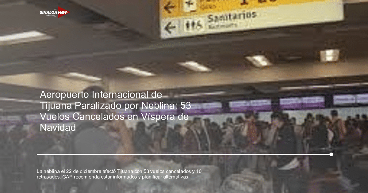 Pasajeros en fila en el aeropuerto de Tijuana durante la neblina