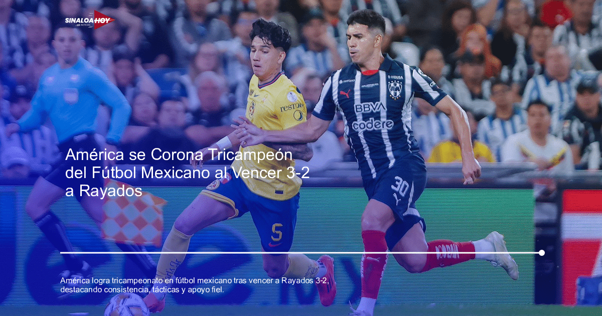 Dos jugadores de fútbol compiten en un partido de la Liga MX, uno con camiseta amarilla número 5 y otro con camiseta a rayas azul y blanca número 30.