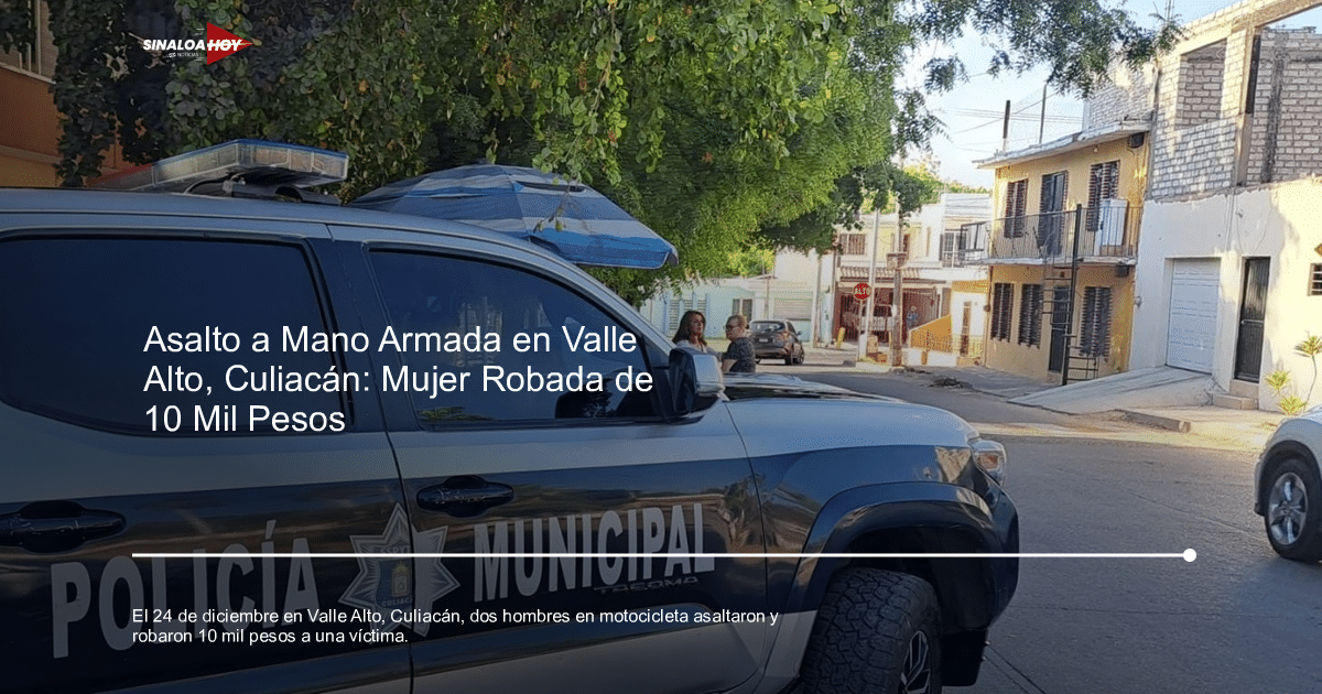 Vehículo de policía municipal estacionado en una calle urbana de Culiacán, con casas y árboles alrededor.