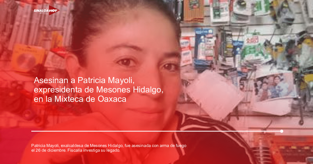 Mujer sonriendo en una ferretería con objetos de manualidades al fondo.