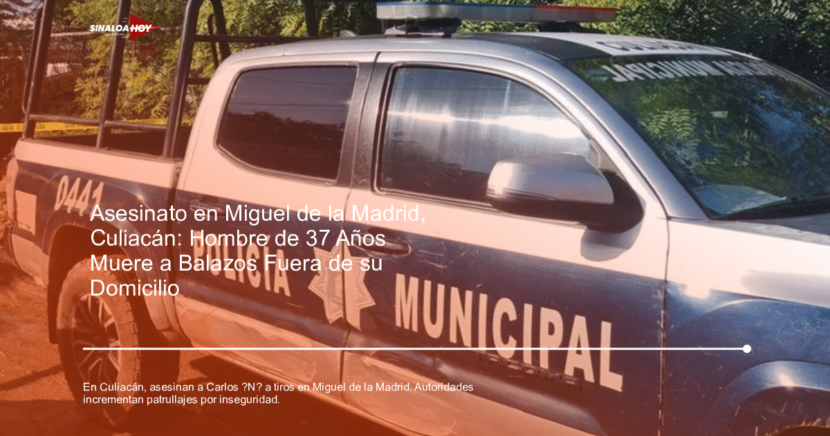 Camioneta de policía municipal en escena de crimen en Culiacán con cinta amarilla al fondo.